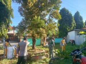 Wujud Kepedulian  Lingkungan, Babinsa Desaberu Gotong Royong di Sekolah