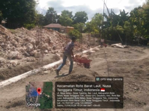 Babinsa Koramil 1627-03/Batutua Lanjutkan Pemasangan Fondasi KDKMP di Desa Tualima