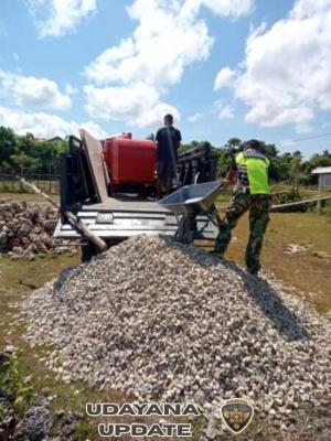 Babinsa Desa Temas Pantau Pembangunan KDKMP, Penurunan Material Berjalan Lancar