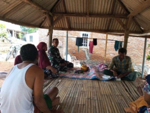Melalui Komsos, Babinsa Pene Himbau Warga Jaga Lingkungan dan Kesehatan Tubuh