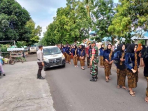 Babinsa Kadindi Atas Laksanakan Komsos dan Pengawalan Kegiatan Adat Nyongkolan