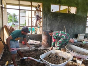 Babinsa Seran Bersama Warga Gotong Royong Bangun Aula Kantor Desa