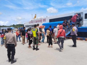 Koramil 1627-01/Baa Amankan Arus Kapal Expres Bahari 8E di Pelabuhan Ba’a