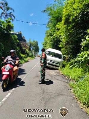 Di Jalan Tanjakan, Babinsa Kelusa Lakukan Pengamanan dan Kawal Evakuasi Kendaraan