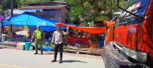 Babinsa Nangapanda Intensifkan Komsos dan Pamwil di Pasar Nangapanda