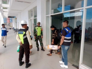 Babinsa Ende Selatan Amankan Kedatangan KM Wilis di Pelabuhan IPPI