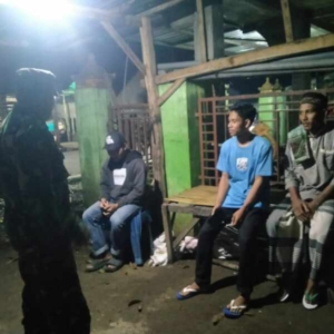 Babinsa Karombo Gelar Ronda Malam, Ajak Remaja Jaga Keamanan Lingkungan