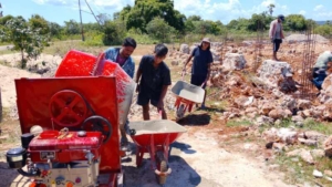 Babinsa Kopda Otnial Bofe Awasi Pekerjaan Pengecoran Tiang Cakar Ayam di Desa Oelolot