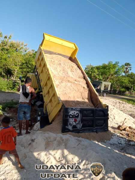 Babinsa Kopda Noh Nubatonis Pantau Pendistribusian Material di KDKMP Desa Temas