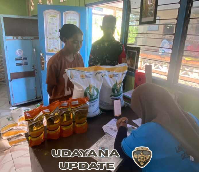 Babinsa Waiara Kawal Pembagian Bantuan Ketahanan Pangan