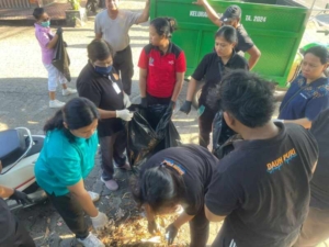 BABINSA KORAMIL 1611-07/DENPASAR BARAT LAKSANAKAN PEMANTAUAN DAN PENGANGKUTAN SAMPAH LIAR DI WILAYAH DAUH PURI