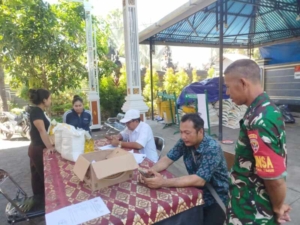 Babinsa 1623-08/Kubu Monitoring Penyaluran Bantuan Pangan di Desa Tianyar