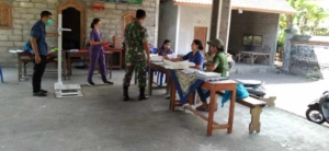 Babinsa 1623-02/Abang Dampingi Kegiatan Posyandu Balita di Desa Abang