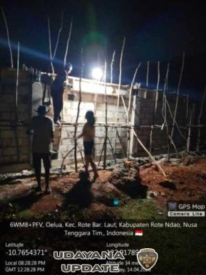 Babinsa Koramil 1627-03/Batutua Awasi Pekerjaan Lembur Pengecoran di KDKMP Desa Oelua