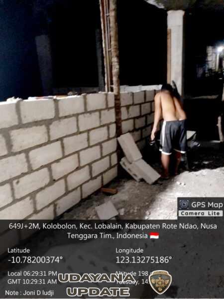 Lembur Pengecoran Tiang Praktis Dinding Gerai KDKMP Oematamboli Berjalan Lancar