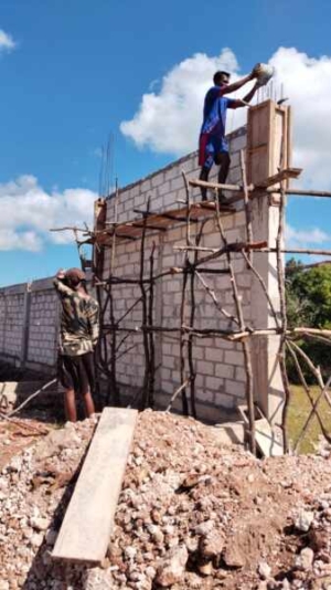 Babinsa Koramil 1627-01/Baa Awasi Pemasangan Fondasi dan Batako Proyek KDKMP di Desa Oematamboli