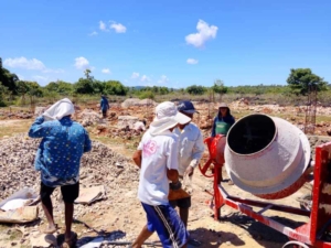 Babinsa Koramil 1627-03/Batutua Pantau Pekerjaan Pengecoran Tiang Cakar Ayam di Desa Oelolot