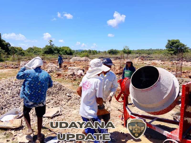 Babinsa Koramil 1627-03/Batutua Pantau Pekerjaan Pengecoran Tiang Cakar Ayam di Desa Oelolot