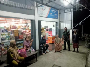 Patroli Malam Koramil Poto Tano, Babinsa Imbau Warga Jaga Kamtibmas