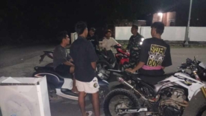Babinsa Jadi Teladan, Edukasi Pemuda Saat Patroli Malam di Desa Daha