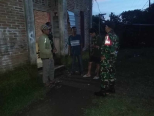Melalui Ronda Malam, Babinsa Tanamkan Nilai Kekeluargaan dan Anti KDRT kepada Warga
