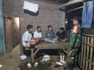 Ronda Malam Bersama Warga, Babinsa Kampasi Meci Tanamkan Nilai Positif ke Generasi Muda