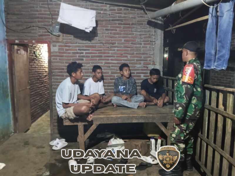Ronda Malam Bersama Warga, Babinsa Kampasi Meci Tanamkan Nilai Positif ke Generasi Muda