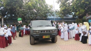 Antusiasme Siswa Warnai Kegiatan Safari Mobil Maung di Kelurahan Penanae