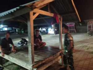 Babinsa Sekongkang Aktif Jaga Keamanan Lingkungan Lewat Patroli Rutin