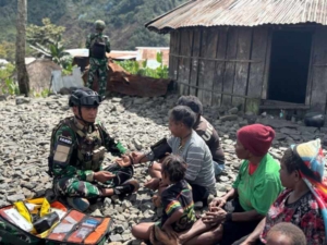 Menembus Keterbatasan, Satgas Yonif 743/PSY Berikan Pelayanan Kesehatan