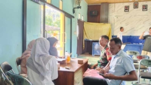 Babinsa Desa Moteng Dampingi Penyaluran Kartu KSB Maju Tahap 3 untuk 18 Warga