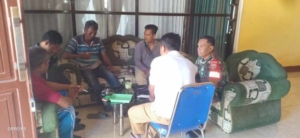 Babinsa Poto Tano Aktif Monitoring Wilayah dan Komsos Bersama Perangkat Desa