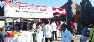 Babinsa Koramil Banjarangkan Dampingi Pasar Murah Di Desa Nyalian