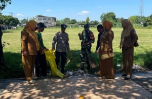 Babinsa Karang Pule Edukasi PKL Demi Keselamatan Anak