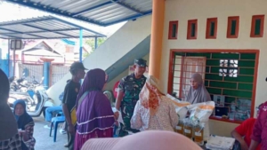 Babinsa Labuhan Lalar Dampingi Penyaluran Bantuan Pangan untuk 418 KK