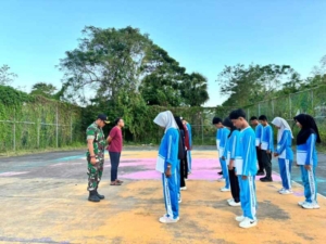 Babinsa Tongo Latih PBB Peserta LOBB Sepulau Sumbawa di SMAN 1 Taliwang