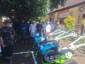 Babinsa 1623-01/Karangasem Monitoring Penyerahan Bantuan Traktor dan Pemeliharaan Jaringan Irigasi Tersier