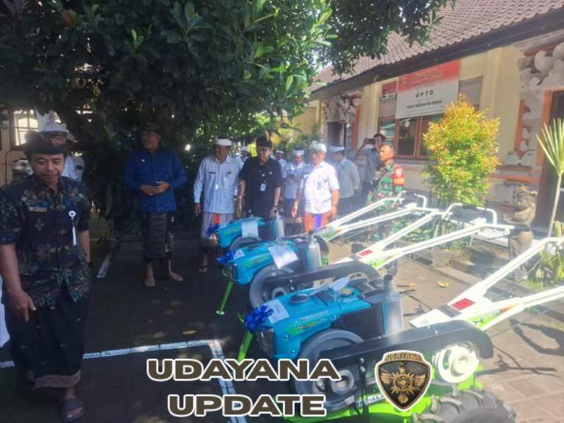 Babinsa 1623-01/Karangasem Monitoring Penyerahan Bantuan Traktor dan Pemeliharaan Jaringan Irigasi Tersier