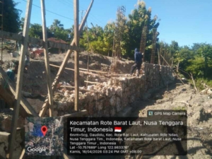 Pembangunan Koperasi Desa Tualima: Babinsa Pastikan Proses Pemasangan Fondasi Aman