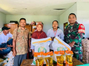 Babinsa Koramil 1630-02/Lembor Turun Langsung Dampingi Distribusi Sembako di Manggarai Barat