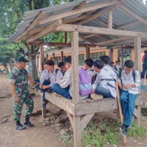 Edukasi Generasi Muda, Babinsa Rasabou Lakukan Komsos di Lingkungan Sekolah