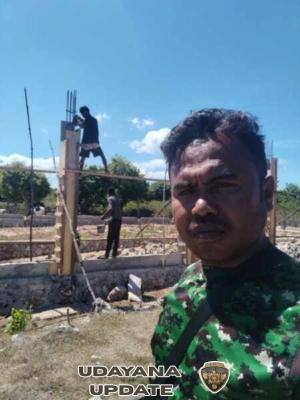 Babinsa Koramil 1627-03/Batutua Pantau Pengecoran Tiang Kolom Pedestal di Desa Oenggaut