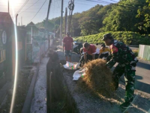 Babinsa Tamekan Bersama Warga Gotong Royong Bersihkan Lingkungan Pascakerapan Kerbau