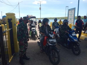 Piket Koramil 1627-02/Pantai Baru Amankan Proses Bongkar-Muat di Pelabuhan Feri