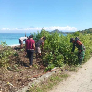 Jumat Bersih, Babinsa Labuhan Kertasari Bersama Warga Gelar Gotong Royong