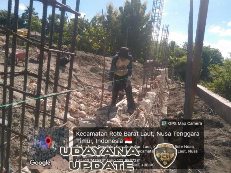 Babinsa Koramil 1627 03 Batutua Dampingi Pemasangan Fondasi di Desa Tualima