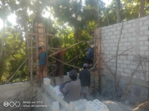 Babinsa Koramil 1627 01 Ba’a Pantau Pembongkaran dan Pemasangan Mal Cor di Desa Oeleka