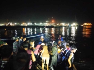 Babinsa Bersama Tim Gabungan Evakuasi Korban Terseret Arus di Pantai Batu Layar