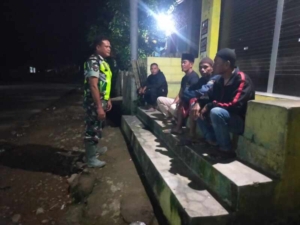 Patroli Siskamling Babinsa Terapkan Keamanan dan Kerukunan di Masyarakat