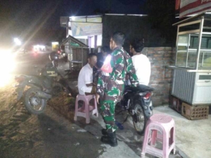 Patroli Siskamling Babinsa Dorong Hidup Harmonis dan Bebas Perilaku Negatif